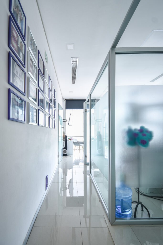 vano arquitectos crystal clinic plaza azuna pasillo